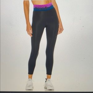 Nike Veneer Legging in Black & Dark Smoke